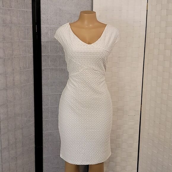 BRAND NEW BISOU BISOU V-NECKLINE TEXTURED SHEATH DRESS - Picture 3 of 12